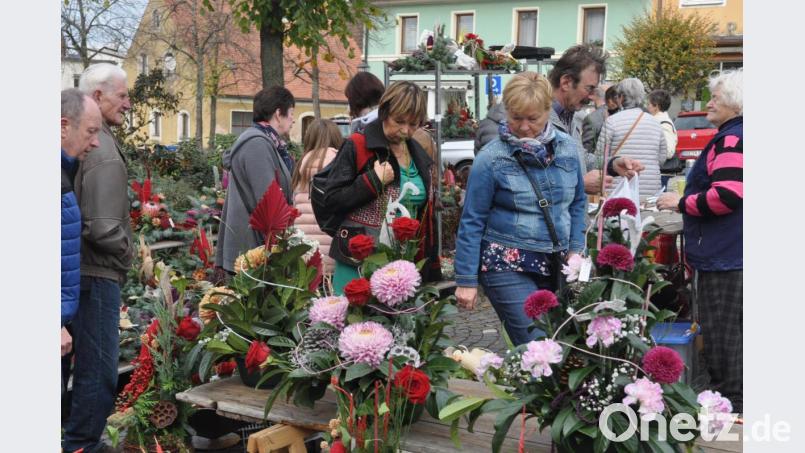 Der Blumenverkauf für das bevorstehende Allerheiligenfest floriert auf dem Kirchweihmarkt. Bild: dob
