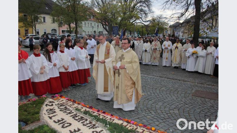 Amtseinführung von Pfarrer Konrad Amschl (vorne rechts) durch Dekan Dr. Thomas Vogl. Vor dem Einzug ins Gotteshaus bildeten die Priester und die Ministranten eine eindrucksvolle Kulisse. Bild: kro