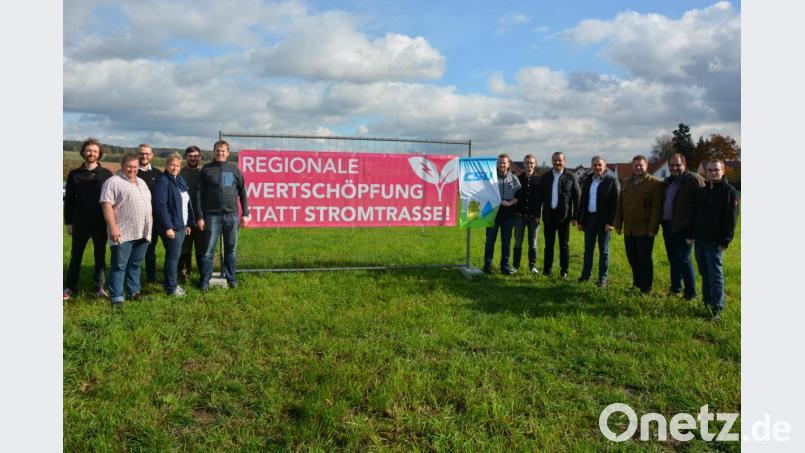 Die CSU-Ortsverbände Leonberg und Mitterteich stellten bei Themenreuth das erste Banner „Regionale Wertschöpfung statt Stromtrasse“ auf. Mit dabei waren Initiator Max Zintl, Mitterteichs CSU-Ortsvorsitzender Stefan Grillmeier, Bürgermeister Roland Grillmeier (Zweiter bis Vierter von rechts), Kreisbäuerin Irmgard Zintl (Vierter von links) sowie Markus Übelmesser vom CSU-Arbeitskreis Ernährung, Landwirtschaft und Forsten (Zweiter von links) . Bild: jr