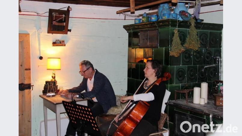 Eine schaurig schöne Stimmung herrschte bei der dritten Sitzweil des Oberpfalzvereins im Ledererhof. Peter Märkl und Karin Ehrmann (von links) trugen neben den &quot;Zupfer-Moidln&quot; und Roswitha Jobst und Ernst Umann mit Liedern, Geschichten, musikalischer Untermalung und Bildern zum Gelingen der Veranstaltung bei. Bild: prh