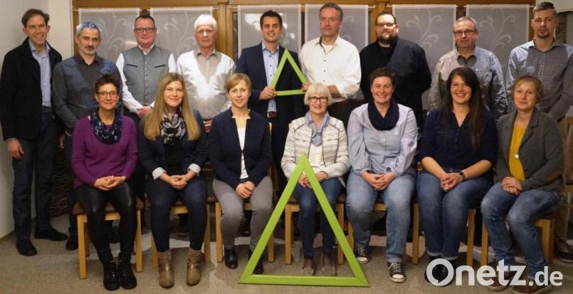 Engagierte Bürger haben sich bereit erklärt, bei der Stadtratswahl für die Parteilose Wählergruppe (PWG) zu kandidieren. Bürgermeisterkandidat Rudolf Teplitzky (hintere Reihe Mitte) führt die Liste an. Bild: weu