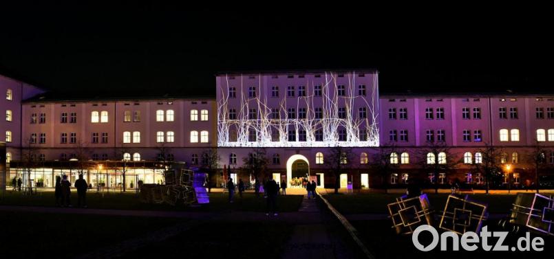 Wenn die Medientechniker den Innenhof des OTH-Campus in Beschlag nehmen, werden nüchterne Gebäudefassaden zu riesigen Projektionsflächen. 	Bild: Hartl Bild: Petra Hartl