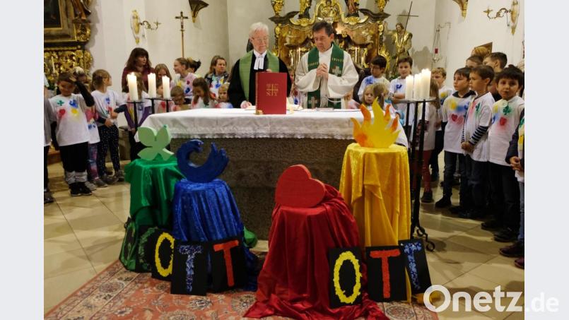 „ Farben sind das Kleid Gottes&quot;. Das Motto der Bibeltage zeigen Kinder und Mitarbeiter auf bunten Tafeln mit dem Wort: „Gott&quot;. Bild: le