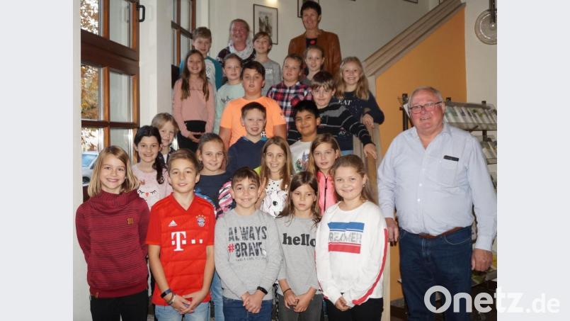 Bürgermeister Heinz Weigl freute sich über den Besuch der Viertklässler im Rathaus und führte sie durch das Haus. Bild: weu