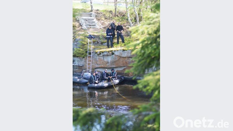 Im Mai lassen sich Taucher in einen vollgelaufenen ehemaligen Steinbruch hinab. Ergebnis: Fehlanzeige. Bild: Gabi Schönberger