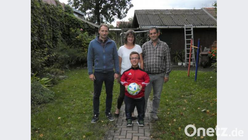 ATSV-Jugendleiter Thorsten Ziegler, Mutter Andrea Zahn und Vater Hans Zahn (von links) unterstützen Michaels (vorne) Fußball-Leidenschaft. Bild: fua