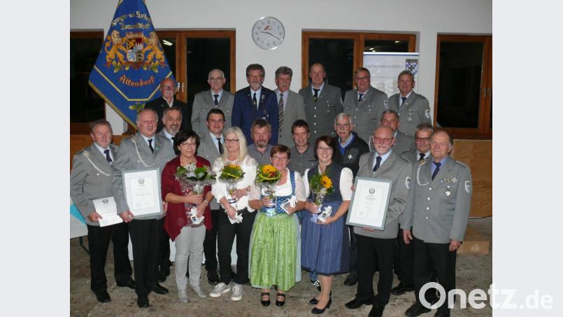 Bürgermeister Georg Köppl (vordere Reihe, Zweiter von rechts mit Urkunde) erhielt für seine langjährige Vorstandstätigkeit das Großkreuz. Im Bild die Geehrten der SKK Altendorf zusammen mit stellvertretendem Landrat Jakob Scharf und Kreisvorsitzenden Peter Schottenhaml. Bild: ga