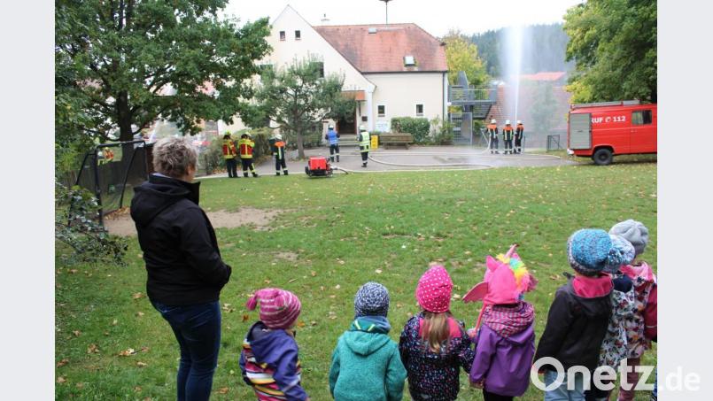 Interessiert verfolgen die Kinder die Arbeit der Feuerwehrmänner. Bild: ema