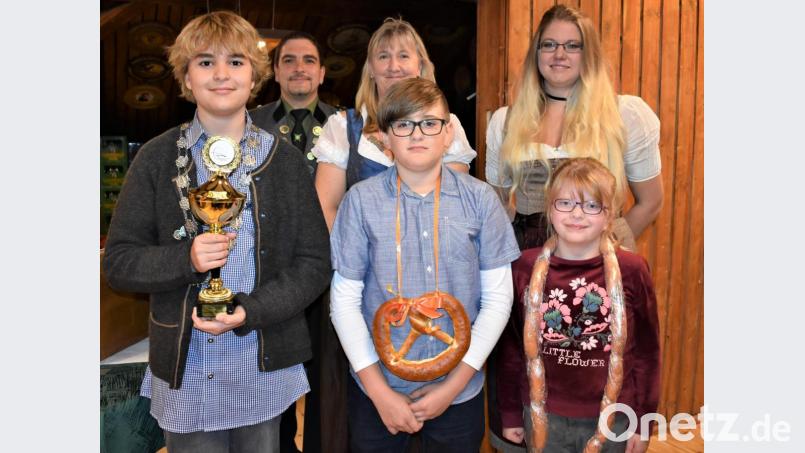 Weil die Jugend sehr aktiv ist, gibt es heuer erstmals auch einen Bogenkönig der Jugend. Das Bild zeigt (vorne, von links) Lukas Schmid, Kevin Anzer und Sophia Deibele sowie (hinten, von rechts) Stefanie Neumann, Martina Schmid und Schützenmeister Kay Müller. Bild: rgr