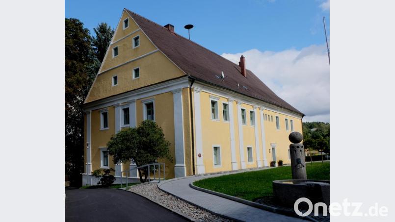 Das von 1671 bis 1673 für Pfalzgraf Christian August von Sulzbach erbaute „fürstliche Neugebäu", heute als „Altes Pflegschloss" bezeichnet, steht im Mittelpunkt der Beratungen in der letzten Sitzung des Arbeitskreises „Heimatmuseum Flosser Amt". Eine anstehende, weitere Sanierung des denkmalgeschützten Gebäudes ist eine der großen Herausforderungen der kommenden Jahre. Bild: le