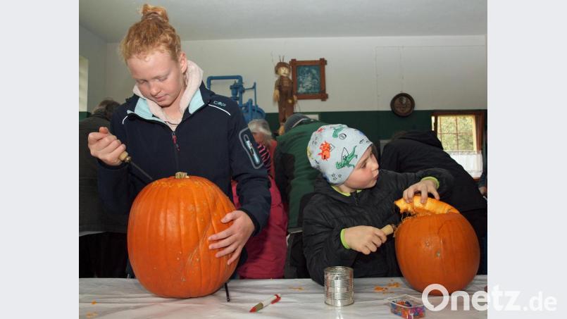 Den Deckel vom Kürbis abschneiden, die Fratze ausschneiden und ihn auszuhöhlen. Mit Spaß waren die Kids bei der Arbeit. Bild: sön