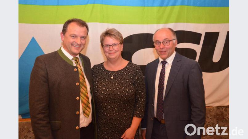 Stellvertretender Landrat Albert Nickl (rechts) bezieht in seine Glückwünsche für Anton Kappl auch dessen Ehefrau Maike mit ein. Bild: fz