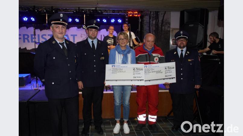 Claudia Weidner, Verein &quot;Zweites Leben e. V.&quot; und Konrad Betz, &quot;Förderverein Rotkreuzgemeinschaft&quot; konnten beim Helferfest Spenden für soziale und gemeinnützige Zwecke in Empfang nehmen. Im Bild (von links) Festleiter Michael Riedl, Stellvertreter Stephan Reiminger und Kommandant Peter Reier (rechts). Bild: mmj