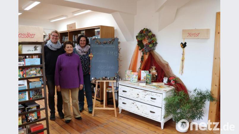 Passend zur Jahreszeit dekoriert das Team um Judith Gleißner, Helga Sollfrank und Tina Zeitler (von links) die Ecke am Eingang, die sich zur Zeit in herbstlichen Farben präsentiert. Bild: flt
