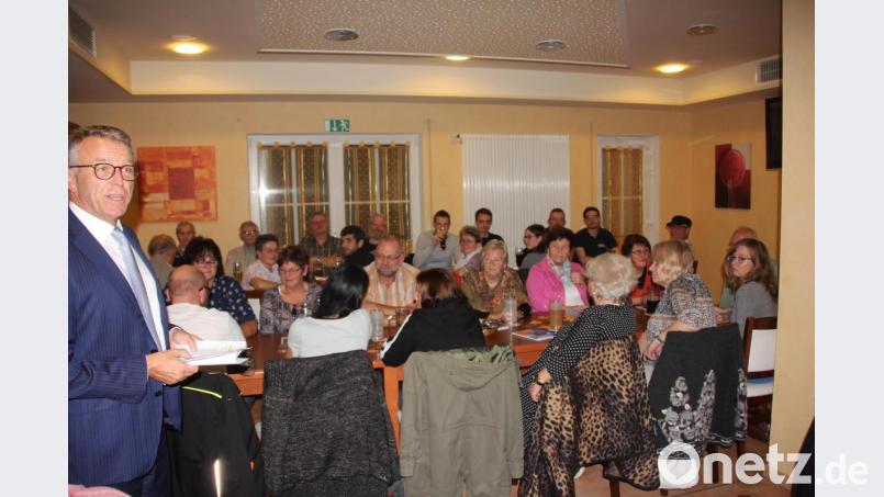 Bürgermeister Franz Stahl (links) freute sich, dass in Tirschenreuth wieder ein sehr abwechslungsreiches Ferienprogramm angeboten wurde. Sein Dank galt allen Betreuern. Bild: kro