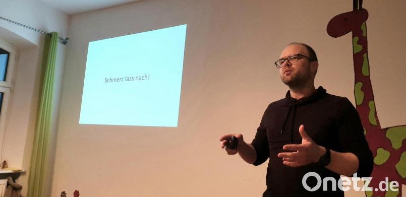 „Jeder Schmerzpatient muss zusammen mit seinem Arzt herausfinden, wie er gezielt etwas gegen seine Schmerzen tun kann“, sagte Franz Josef Schöpf bei seinem Vortrag im Familienzentrum Mittendrin. Bild: jzk