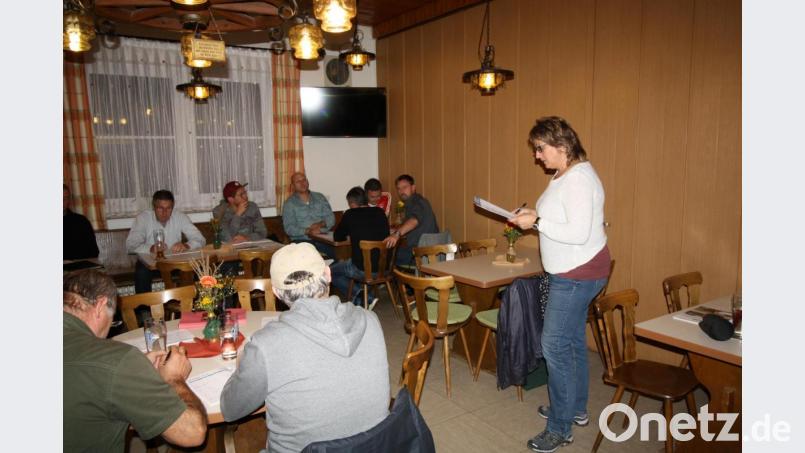 Aufmerksam notiert Bürgermeisterin Carmen Pepiuk (stehend) die von den Vereinsvertretern mitgeteilten Veranstaltungstermine, die bereits weit in das Jahr 2020 hineinreichen. Bild: bjp