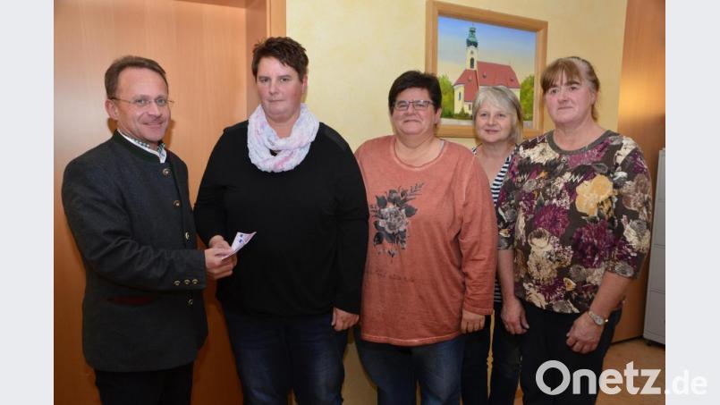 Kassiererin Marion Kick (Zweite von links) überreicht 1000 Euro an Dekan Alexander Hösl für anstehende Malerarbeiten im Pfarrheim. Vorsitzende Erika Kiesl sowie die Vorstandsmitglieder Waltraud Kick und Claudia Wiesent (von rechts) haben sich ebenfalls für diese Spende eingesetzt. Bild: dob
