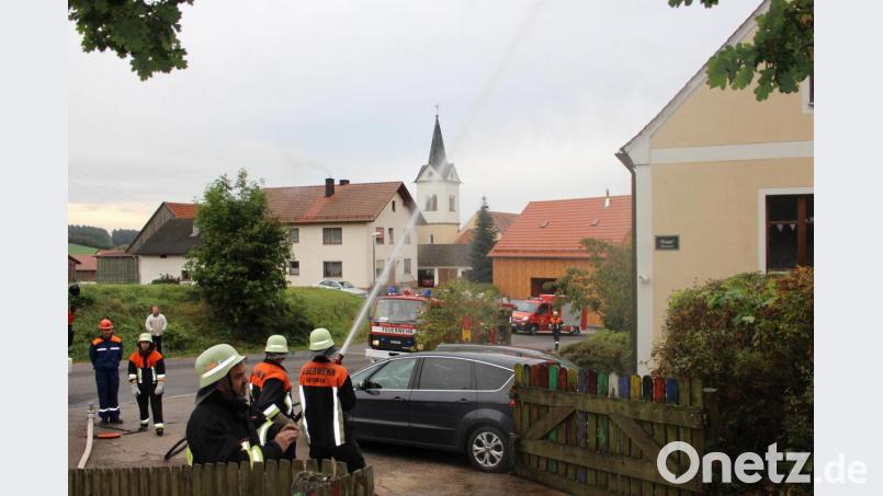 Natürlich wird bei der Übung das Brandlöschen simuliert. Bild: ema