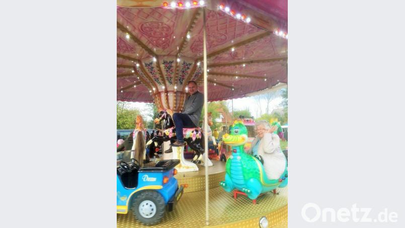 Resi Lang fährt mit Bürgermeister Richard Kammerer Karusell, er löste sein Versprechen ein, dass er wieder Kirchweihstände nach Mantel bringt und dann mit Resi Karussell fährt. Eigentlich wäre Resi ne Schiffschaukel lieber gewesen, aber die kam leider nicht zum Festplatz. Bild: sei