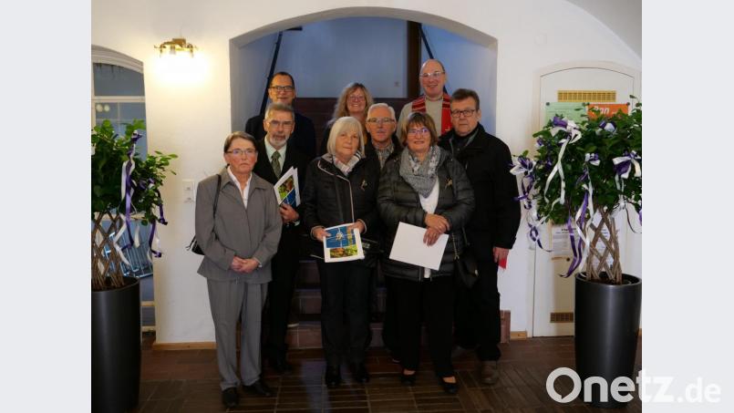 Goldene Konfirmation wurde jetzt in der evangelischen Gemeinde in Waldsassen gefeiert. In der hinteren Reihe Ralf Selch und Claudia Haß (Kirchenvorstand), Diakon Fritz Lieb sowie in der mittleren Reihe Erwin Huß, Herr Sommer, Herr Konhäuser;
sowie vorne Frau Huß, Erika Sommer, Angelika Konhäuser. Bild: exb