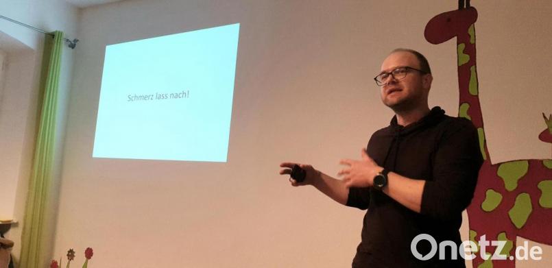 „Jeder Schmerzpatient muss zusammen mit seinem Arzt herausfinden, wie er gezielt etwas gegen seine Schmerzen tun kann“, sagte Franz Josef Schöpf bei seinem Vortrag im Familienzentrum Mittendrin. Bild: jzk