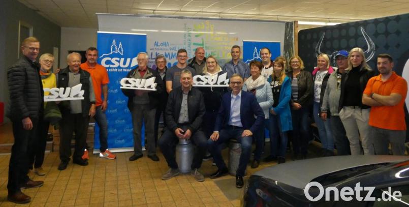 Die Besucher aus den Reihen von CSU, Frauen Union und Junger Union durften sich am Ende der Führung im Druckwerk mak.s über besondere Erinnerungsgeschenke freuen. Bild: Markus Scharnagl/exb