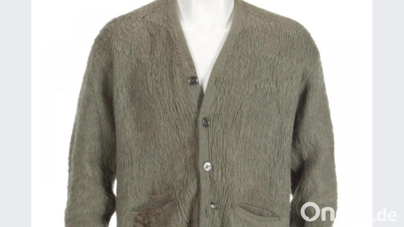 Eine Strickjacke des früheren Nirvana-Frontmanns Kurt Cobain (1967-1994) ist in New York für 334.000 Dollar (etwa 300 000 Euro) versteigert worden. Foto: Julien's Auctions/dpa Bild: -