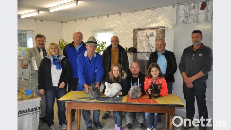 Roland Kempin (von links) mit Ehefrau, Markus Pöhlmann, Josef Dötterl, Stefan Brem, Alexander Sporr (kniend), Bürgermeister Günter Kopp und Wolfgang Liedl freuen sich über den Erfolg der Kaninchenausstellung. Bild: ak