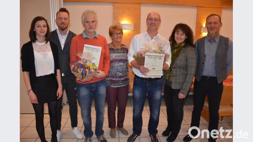 Mitarbeiter-Ehrungen gab es beim Malergeschäft Blechinger. Im Bild (von links) Katharina und Ralph Blechinger, Albert Fischer, Jutta Blechinger, Uwe Hampel sowie Gisela und Axel Blechinger. Bild: jr