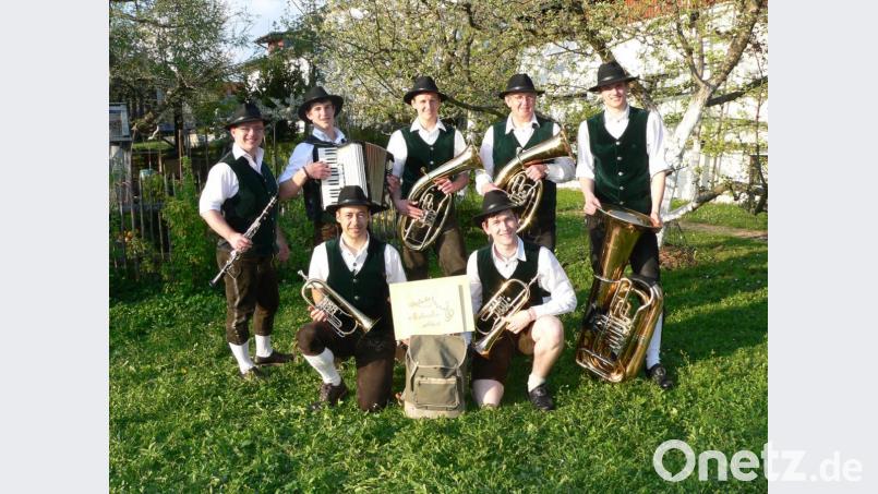 Sieben Burschen spielen in der "Vöichtacher Rucksack-Musi" aus Oberviechtach mit zwei Flügelhörnern, Tenorhorn, Akkordeon, Klarinette, Bariton und Bass. Bild: prh