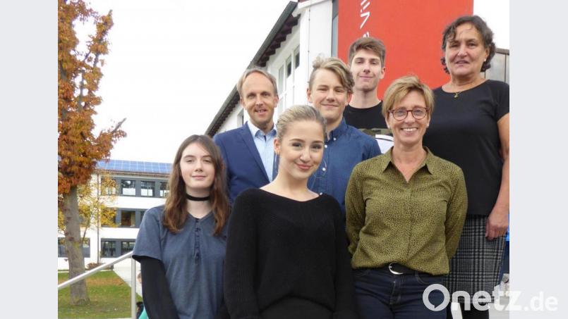 Schulrat Stephan Tischer (hinten links) und die Organisatorinnen der Aussprachetagung in Vilseck, Barbara Ströll-Seegerer und Jutta Gebhardt (von rechts), mit den Schülersprechern (von links) Janine Hierl (Montessori-Schule Amberg), Wiktoria David (Luitpold-Mittelschule Amberg), Steven Mayer (Krötensee-Mittelschule Sulzbach-Rosenberg) und Paul Zintl (Mittelschule Hahnbach). Bild: khg