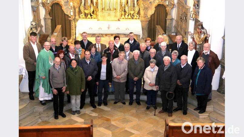 Die Ehejubilare der Pfarreiengemeinschaft Teunz – Niedermurach – Pertolzhofen mit Pastoralreferent Andreas Holzfurtner und Pfarrer Herbert Rösl (von links) sowie Pastoralreferent Andreas Hartung (hintere Reihe, Vierter von links), stellten sich zum erinnerungsbild. Die 14 Paare brachten es auf insgesamt 637 Ehejahre. Bild: boj
