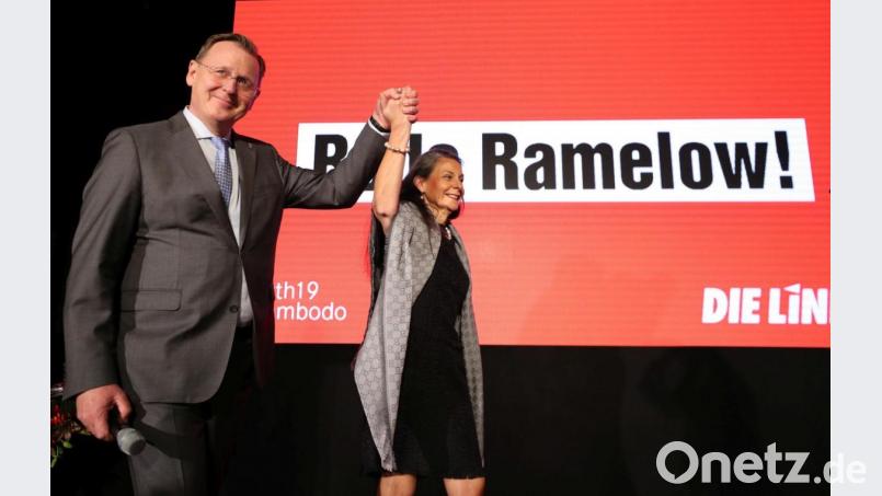 Bodo Ramelow (Die Linke), Ministerpräsident von Thüringen, kommt mit seiner Ehefrau Germana Alberti vom Hofe zur Wahlparty. Bild: Jan Woitas/dpa