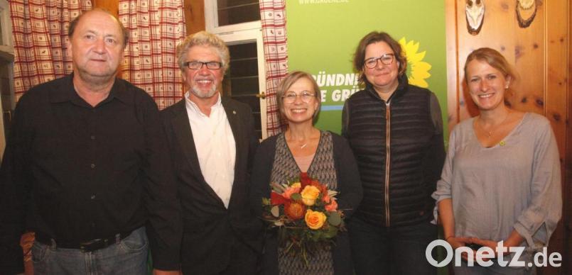 Paul Groß, Rudi Sommer, Claudia Müller-Völkl und Franziska Wünsch (von links) schicken für die Grünen Marion Juniec-Möller (Mitte) ins Rennen um die Wahl des Schwandorfer Oberbürgermeisters. Bild: Hirsch