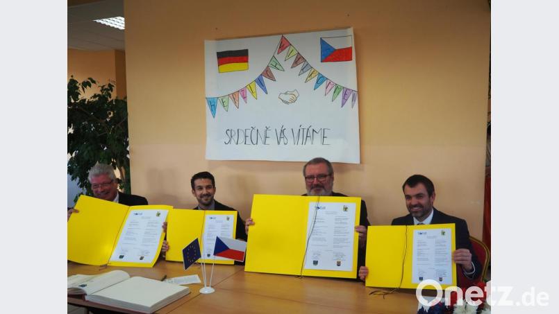 Stolz zeigen (von links) Bürgermeister Günter Stich, Bürgermeister Jan Opl, Rektor Gerhard Steiner und Schulleiter MGR Tomas Vavra die unterzeichneten Partnerschaftsurkunden. Bild: stn