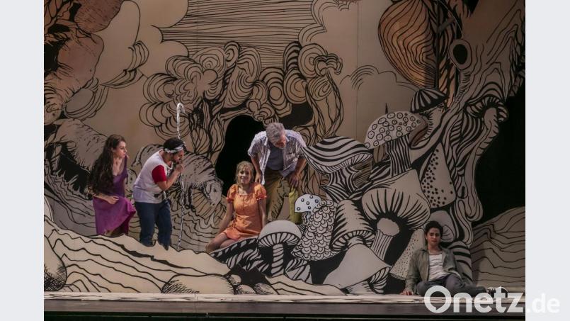 Die auf die Insel Naxos Entführten in der Phantasiewelt &quot;Arkadien&quot;: Licori (Anna Pisareva), Osmino (Onur Abaci), Elpina (Vera Semieniuk), Narete (Brent L. Damkier) und Morasto (Sara-Maria Saalmann). Bild: Jochen Quast