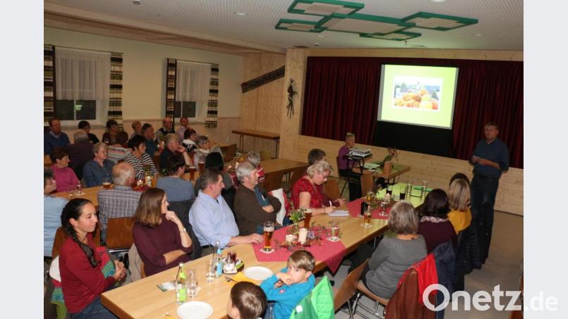 Vorsitzender Josef Häckl (stehend rechts) stellt den Gästen Referentin Annegret Hottner (sitzend vorne) vor. Bild: rpp