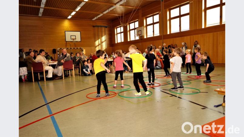 Unterhaltsamer Tanz im Kreis beim Störnsteiner Seniorennachmittag Bild: arw