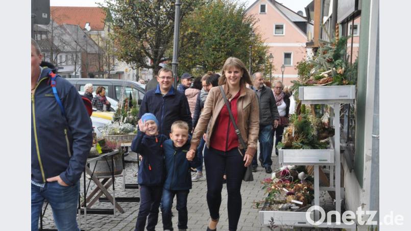 Die Kinder haben beim Bummel durch die Stadt ihren Spaß. Bild: dob
