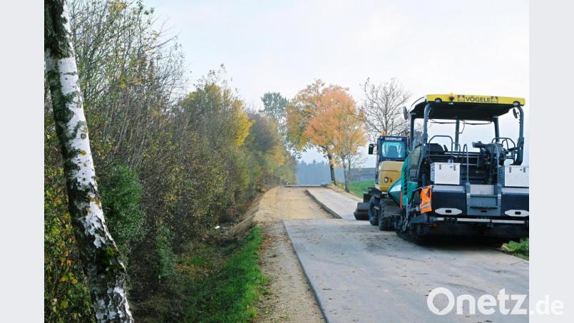 Zunehmende Risse in der Gemeindeverbindungsstraße Oberbibrach-Moos veranlassen den Gemeinderat Vorbach, ein Teilstück erneuern zu lassen. Bild: do