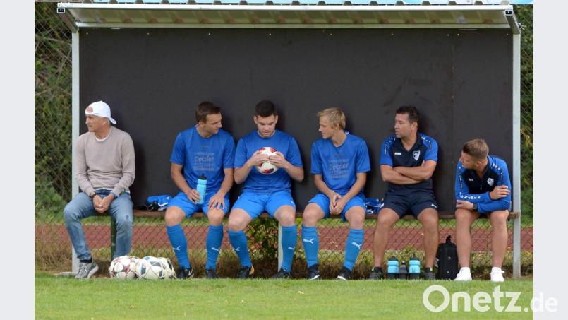 Ab sofort sitzt Gebhard Hauer (links) nicht mehr auf der Bank des SV Freudenberg. Bild: ref