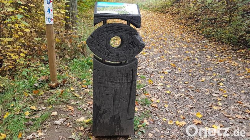 Kratzereien an der Stele, dem Natur-Navi, im Kurpark Moosbach verunstalten die neue Infostelle. Bild: gi