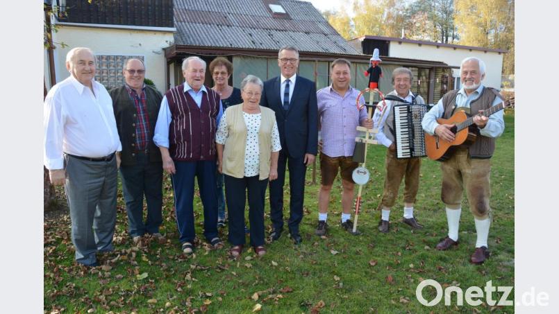 Lothar Herzog feierte am Samstag seinen 90. Geburtstag. Dazu gratulierte auch eine kleine Abordnung der Falkenberger Zoiglmusik mit (von rechts) Willi Zeidler, Hans und Jürgen König. Im Bild (von links) Bruder Wolfgang, Sohn Siegfried, Jubilar Lothar Herzog, Schwiegertochter Hedwig, sowie Bürgermeister Franz Stahl. Bild: jr