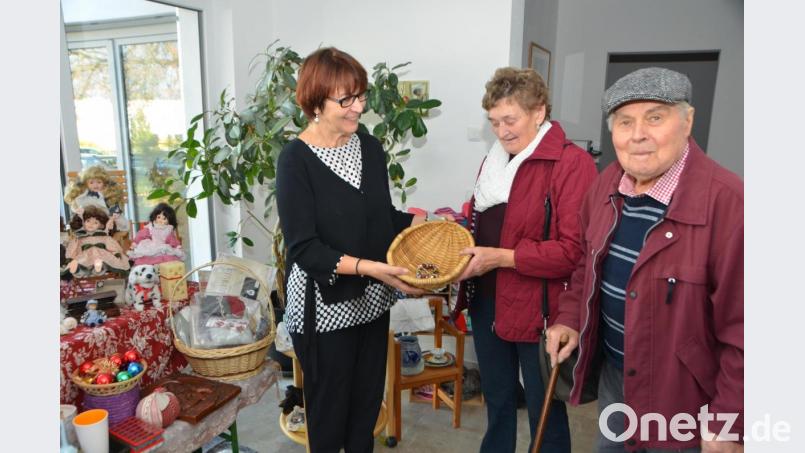 Sophie Baierl aus Lämersdorf (Zweite von rechts) ließ sich mit ihrem Ehemann Andreas (rechts) das selbstgemachte &quot;Schwingerl&quot; nicht entgehen, das Karin Gesierich ebenfalls zum Kauf anbot. Das früher beliebte Handwerk des Korbflechtens verstehen heute nicht mehr viele Zeitgenossen. Bild: dob