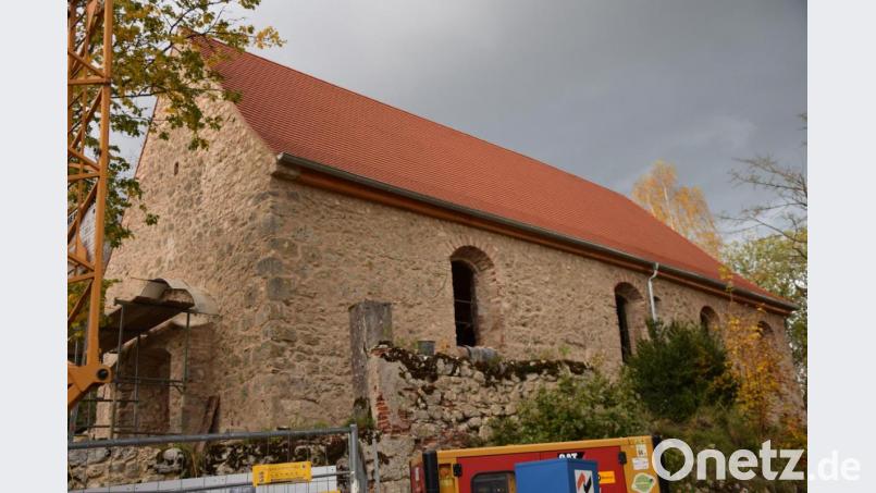 Die ehemalige Pfarrkirche St. Maria und St. Lucia in Lutzmannstein hat wieder ein Dach bekommen. Darüber haben sich die Allersburger bei ihrem Rundgang durch das einstige Dorf besonders gefreut. Bild: bö