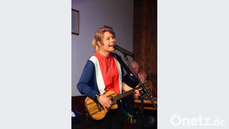 Die niederbayerische Kabarettistin Andrea Limmer begeistert die Besucher in den &quot;Melzner Stub´n&quot;. Bild: bey