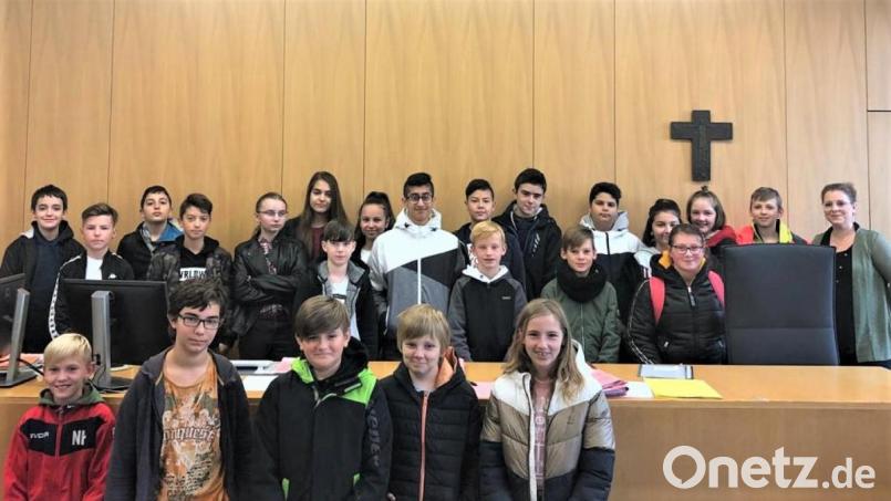 Für die Siebtklässler steht ein besonderer Schultag an. Statt im Klassenzimmer über ihren Büchern zu lernen, verfolgen sie eine Verhandlung im Weidener Amtsgericht. Bild: rgr