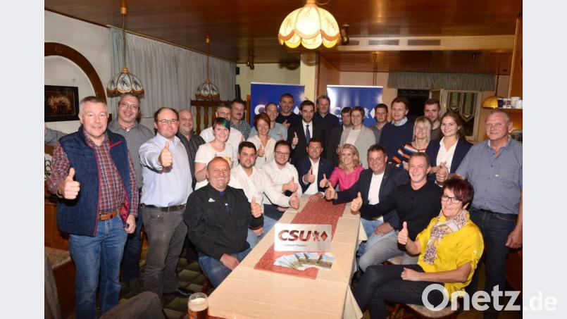 Gut gelaunt und optimistisch präsentieren sich die CSU-Stadtratskandidaten mit Bürgermeister- und Spitzenkandidat Rainer Rewitzer (Mitte). CSU-Kreisvorsitzender Stephan Oetzinger, MdL, stärkt Bürgermeister Rainer Rewitzer im übertragenen Sinn der Rücken. Bild: bey