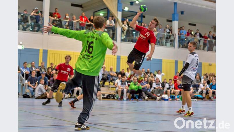 Michael Fleischer (HV Oberviechtach) scheitert in dieser Szene an Torhüter Maximilan Schlehuber (FC Neunburg vorm Wald), am Ende hatte der HV aber mit 33:30 das bessere Ende für sich. Bild: Günter Uschold (gud)